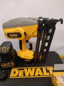 Klincovačka Dewalt+2x akú bateria - 3