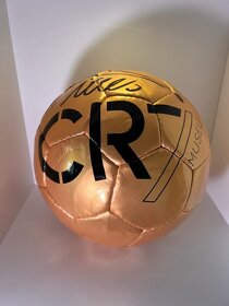 Zlatá lopta Cristiana Ronalda s autogramom CR7 PREDANÉ - 3