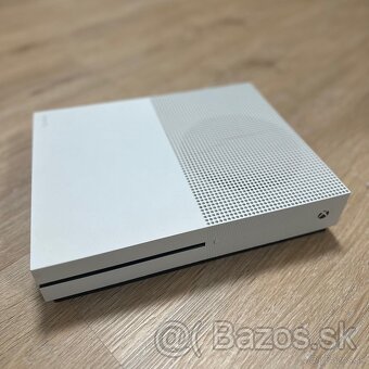 PREDANÉ Xbox One S 500GB + 3 ovládače + stojan - 3