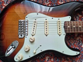 Fender 60s Stratocaster PF 3-Tone Sunburst - 3