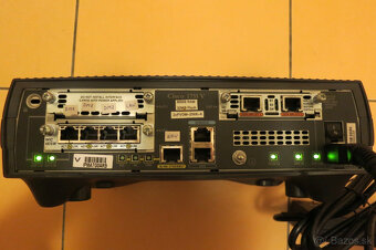 Predam Cisco router 1751 s modulmi. - 3