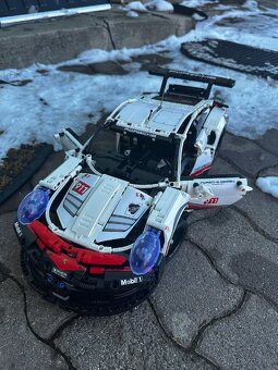 Model skladaný Porsche 911 RSR ako lego - 3