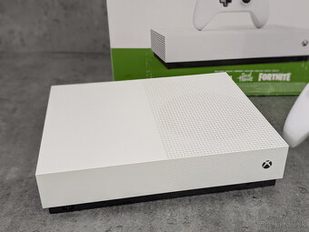 Xbox One S 1TB (AD), 1 ovládač, hra Minecraft - 3