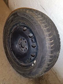 Pirelli 185/60 R15 + plechové disky - 3