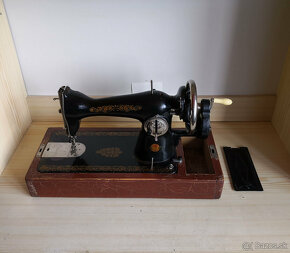 Starožitný historický prenosný šijací stroj - 3