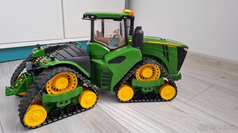 Pásový traktor- pásák John Deere  Bruder - 3