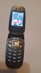 Samsung SGH-Z230 s nabijackou - 3