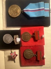 medaila člen brigády soc prace cena spolu 20€ - 3