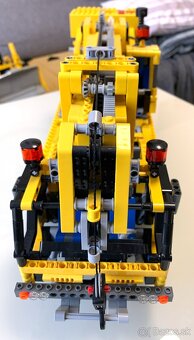 LEGO Technic 8421 Mobile Crane (2005) - 3