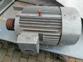 Predám 10kw 2940ot elektromotor s remenicou - 3