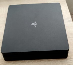 Playstation 4 slim - 3