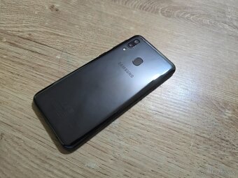 Samsung a20e v top stave bez znamok pouzivania telefon bol c - 3