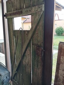 Staré drevené dvere s kľučkou - 3