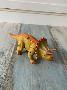 Chodiaci dinosaurus Triceratops - 3