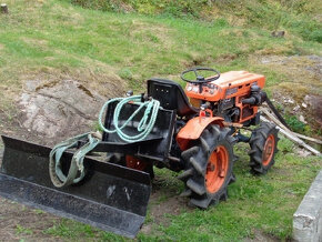 traktor Kubota 4x4 veľmi dobrom stave - 3