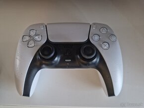 PlayStation 5 s mechanikou + 3 ovládače + 2 hry - 3