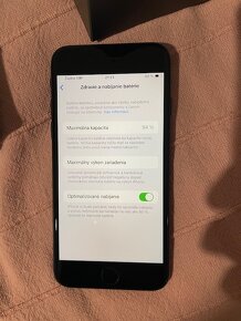 Krásny Iphone SE 2020 64GB 94 percent - 3