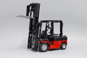 lego technic vysokozdvyžný vozík - 3