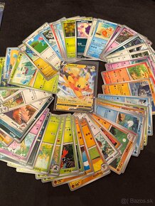 Pikachu album a 50 Pokémon originál kariet + silná V karta - 3