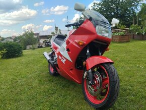 Honda VFR 750 F RC24 - 3