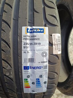 235/35 R19 - 3