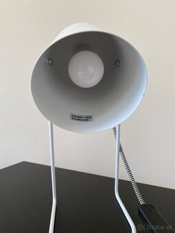 Biela stolová retro lampa značky Leitmotiv - 3