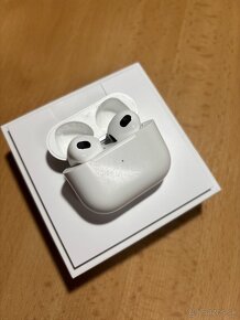 Apple AirPods 3. generácie s lightning nabíjacím puzdrom - 3