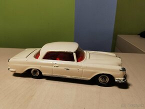 ZLAVA Corgi toys Mercedes 220 coupe - 3