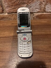 Samsung SGH-V200 otočná kamera ročník 2003 - 3