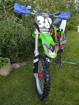 Predám Kawasaki kxf 250 (full akrapovič) stojan a oblečenie - 3