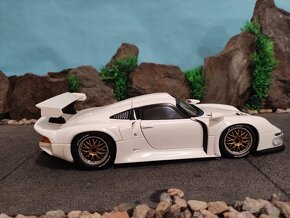 prodám model 1:18 porsche 911 GT1 1996 - 3