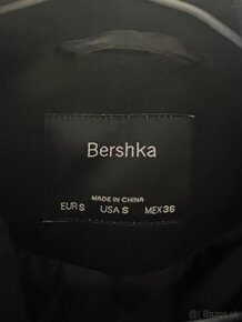 Prechodný kabát vo farbe Čierna | BERSHKA - 3