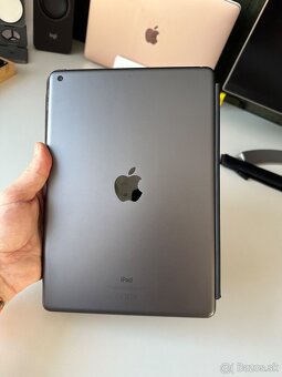 Predám iPad 10.2 64GB 2021 + Smart Keyboard - 3