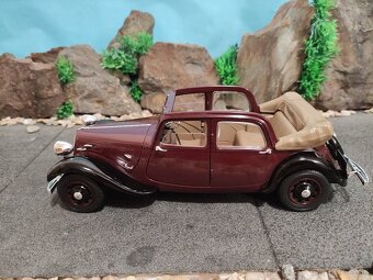 Prodám model 1:18 Citroen 11B traction 1938 - 3