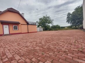 Exkluzívny predaj 6.izb 220m2  RD v obci Horňany a pozemkom - 3