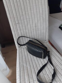 PRÍJEMNÁ, PEKNÁ CROSSBODY KABELKA - 3