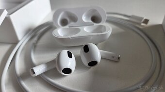 Apple AirPods_3. gen._ s Lightning nabíjacím puzdrom - 3