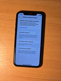 Apple iPhone XR - 3