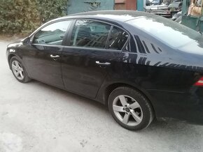 Rozpredám volkswagen passat b7 sedan 2,0 tdi 103 kW - 3