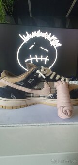 Nike SB Dunk Low x Travis Scot - 3