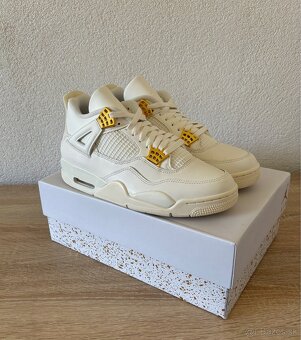 Air Jordan 4 Metalic Gold - 3