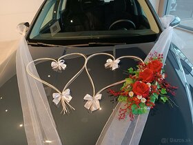 červená výzdoba na svadobné auto - 3
