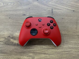 Originál ovládač na Xbox One / Series X Red + Dock a batéria - 3