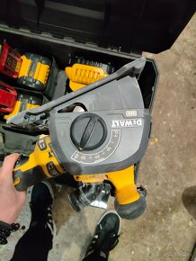 DeWalt Flexvolt DCG200T2 aku fréza+vysávač DCV586MN - 3