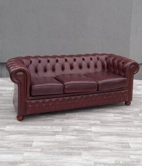 Pohovka Chesterfield . - 3