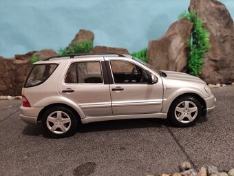 prodám model 1:18 mercedes benz ML55 amg - 3