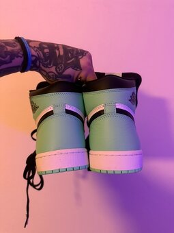 Air Jordan 1 Retro High OG "Green Glow" - 3