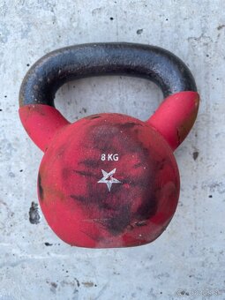 Predám kettlebell liatinový pokrytý neoprénom 8kg - 3