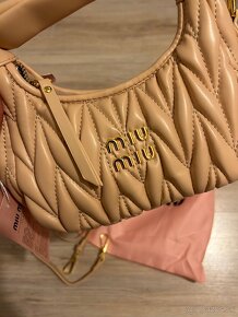 Miu Miu Wander matelassé nappa hobo bag - béžová (MM1) - 3