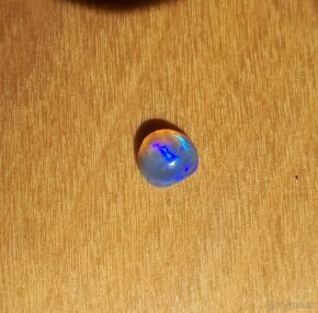 0,65 ct, "čierny" opál - kabošon, fialovo modrá, Austrália - 3